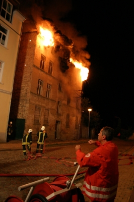 Dämmwahn 4/11 - Brandgefahr bei gedämmten Fassaden; Foto: Gregor Reisch / net-BULL media production / pixelio.de Dämmwahn 4/11 - Brandgefahr bei gedämmten Fassaden; Foto: Gregor Reisch / net-BULL media production / pixelio.de