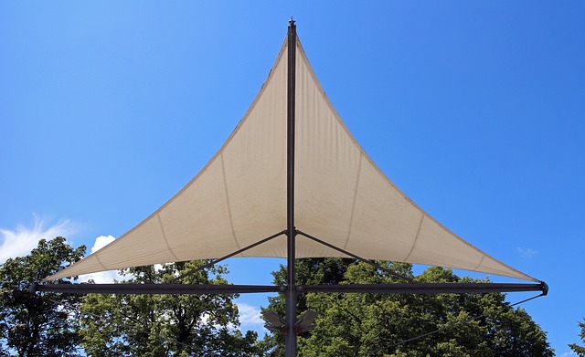 Die optimale Terrassenüberdachung - Aufrollbare Sonnensegel oder Markisen?
