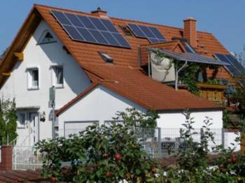 Steuer - Förderung - Foto: Haus mit Solaranlage Steuer - Förderung - Foto: Haus mit Solaranlage