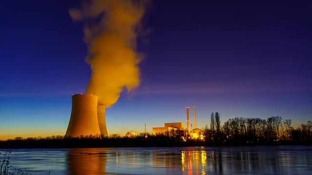 Strom aus Atomkraft oder doch aus erneuerbaren Energien? Energiepolitik in Deutschland: Kosten vs. Risiko