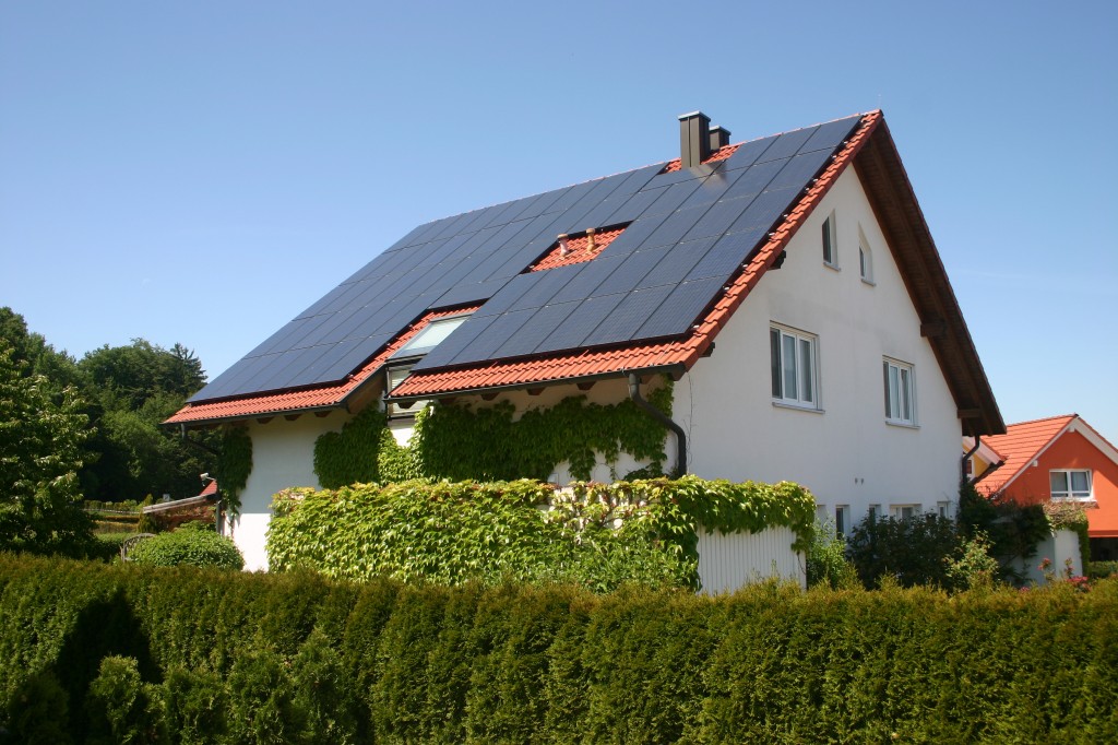 Beispiel: Photovoltaik - Anlage, 64 Module (81,7 m²), Leistung 11,95 kWp, 38° Neigung, SO-Ausrichtung, 5 Wechselrichter, Modulwirkungsgrad 14 %, Jahres - Ertrag 157 kWh/m² (1. Jahr; Standort: Süddeutschland); Foto: Uwe-Steinbrich Beispiel: Photovoltaik - Anlage, 64 Module (81,7 m²), Leistung 11,95 kWp, 38° Neigung, SO-Ausrichtung, 5 Wechselrichter, Modulwirkungsgrad 14 %, Jahres - Ertrag 157 kWh/m² (1. Jahr; Standort: Süddeutschland); Foto: Uwe-Steinbrich