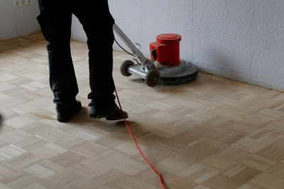 Der "perfekte" Fußboden - Vor- und Nachteile von Laminat, Parkett & Co. - Bild: Tellerschleifer für Fußboden mit Parkett oder Dielen; Quelle: Petra Bork / pixelio.de