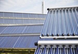 Solarthermie zur Heizungsunterstützung -Solarkollektoren; Bild: Ralph Marko  / pixelio.de