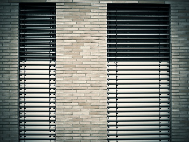 Fenster mit Sonnenschutz mit hoher Abdichtung