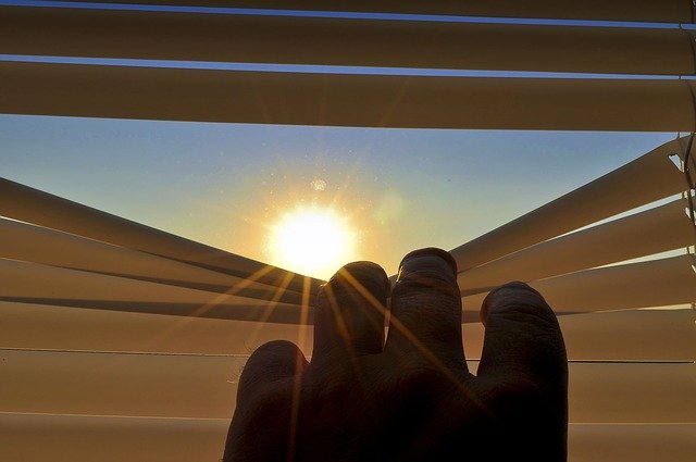 Beispiel: Jalousie – Sonnenschutz in Lamellenoptik