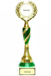 Wie wäre es denn, wenn Ihnen bei der Schlüsselübergabe auch ein Pokal oder eine Trophäe überreicht würde?