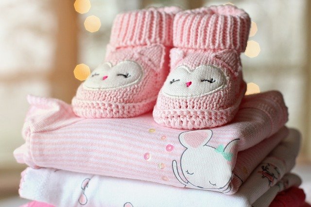 Wie Sie die Garderobe Ihres Neugeborenen organisieren
