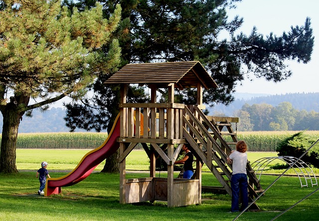 Kinderspielhaus aus Holz für den Garten