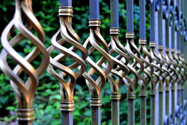 Optisch ansprechender Gartenzaun als Gestaltungselement der privaten Grünfläche