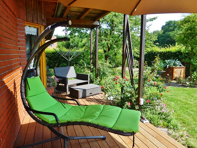 Bau einer Terrasse, um den Außenbereich des Hauses zu verschönern